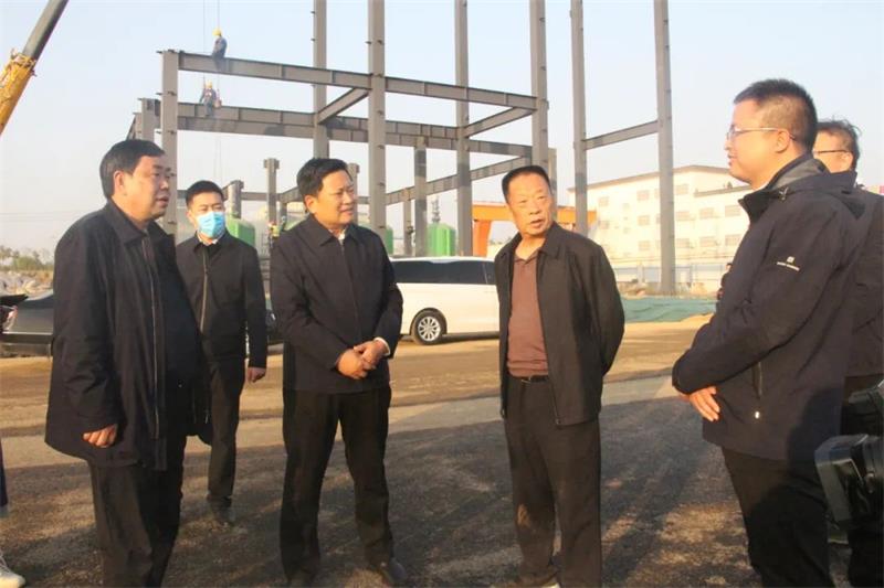 鞏義市委書記袁聚平一行蒞臨義瑞新材料項目施工現(xiàn)場調(diào)研